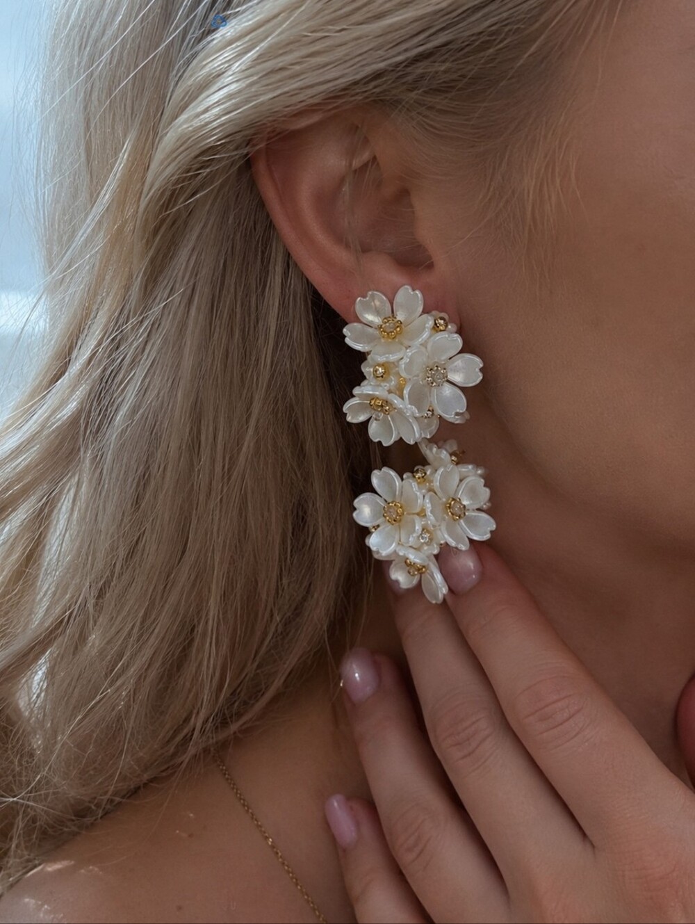 Chic Floral Pearl Earrings inGold and White Popular Design Style Elegant Fashion